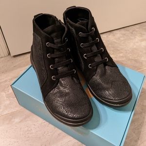 Bzees Kickback Lace Up Boots